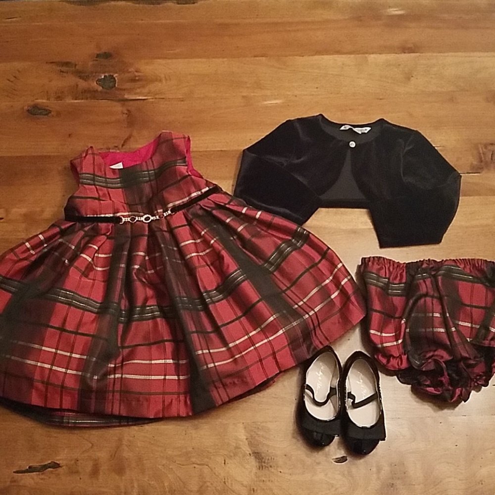 HOLIDAY ENSEMBLE 18 months